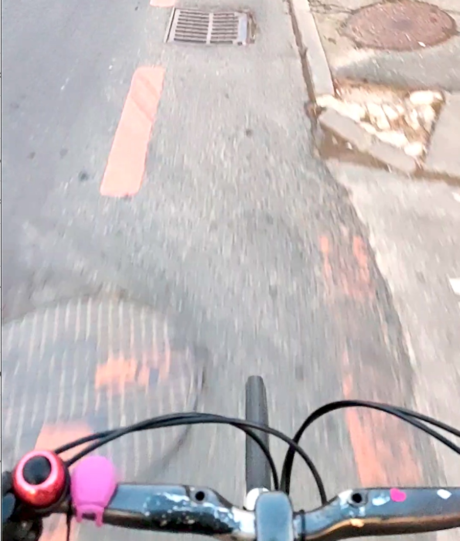 Experimentul filmat al unui biciclist sibian: zeci de capace de canal scufundate pe pista către serviciu. „Ești obligat să ieși de pe pistă, este extrem de periculos”