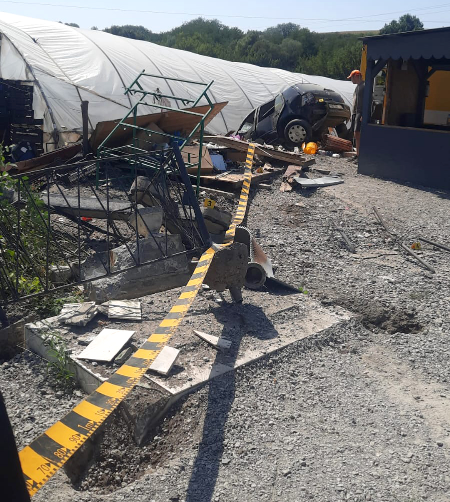Un șofer a derapat și a intrat cu mașina într-un chioșc alimentar. Vânzătorul a fost rănit