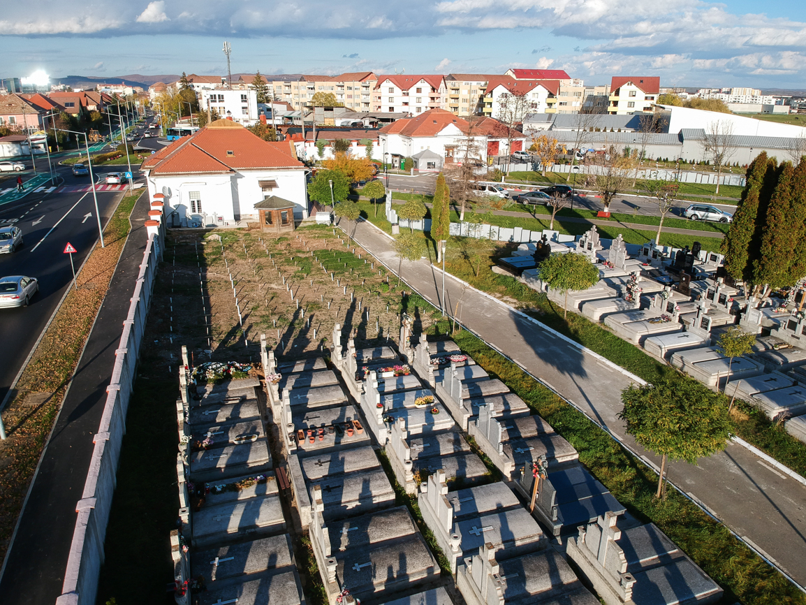 Circulația auto este restricționată în cimitirul din Sibiu, până în octombrie. Se reabilitează o alee principală
