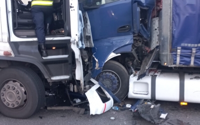 Accident la Boița, la intrarea pe autostradă: două tiruri s-au lovit frontal. Un băiat de 17 ani și 2 adulți au fost duși la spital. Traficul este deviat pe DN 7