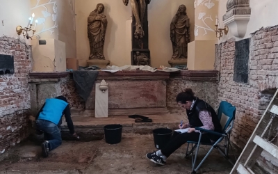 Cercetări arheologice în premieră în interiorul Capelei Sfânta Cruce din Piața Gării