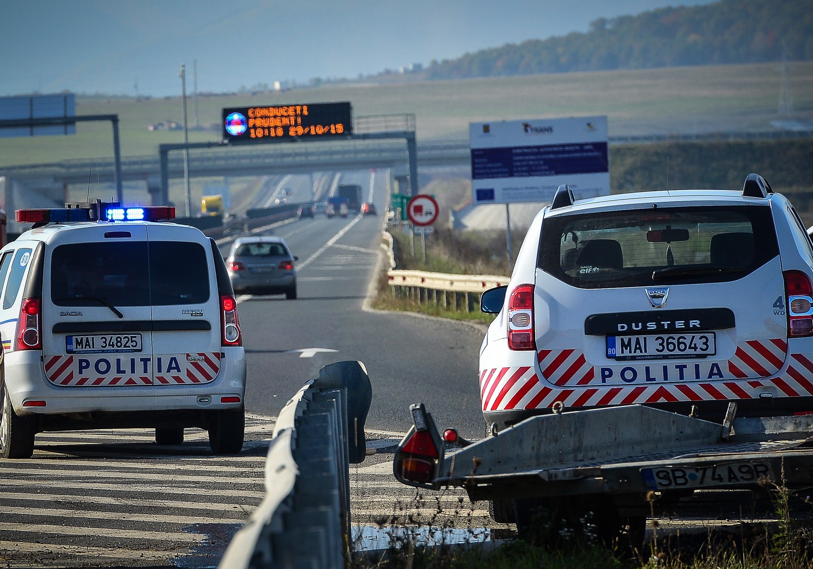 Accident pe varianta ocolitoare a Sibiului din cauza nepăstrării distanței. Femeie de 31 de ani, transportată la spital