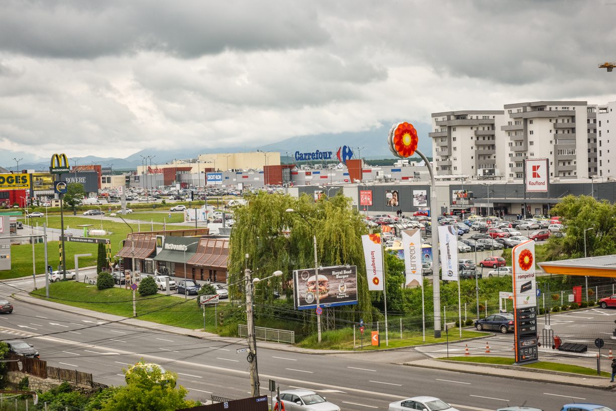 Accident de muncă la McDonald's -ul din Șelimbăr: un angajat a fost lovit de o mașină pe aleea de drive