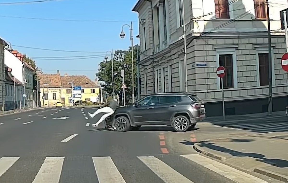 VIDEO Actualizare: Accidentul cu trotineta de lângă Prefectură nu a fost sesizat la poliție. Un SUV a trecut peste o trotinetă condusă de un tânăr care nu a oprit la semafor