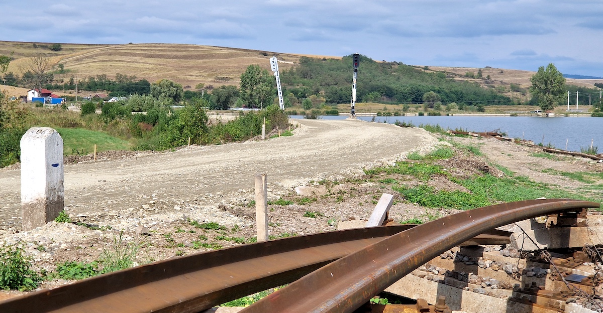 Șantierul căii ferate dintre Sibiu și Mediaș este părăsit de două săptămâni. Constructorii spun că nu mai au materiale critice, călătorii nu mai au nici autobuze de transfer de la CFR