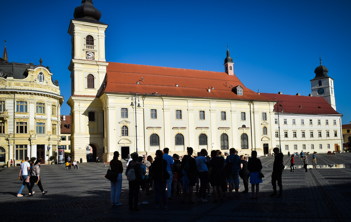 Problemele turiștilor străini în Sibiu. Consilier USR: Se lovesc cu capul de indicatoarele rutiere și nu înțeleg modalitatea de plată a parcării