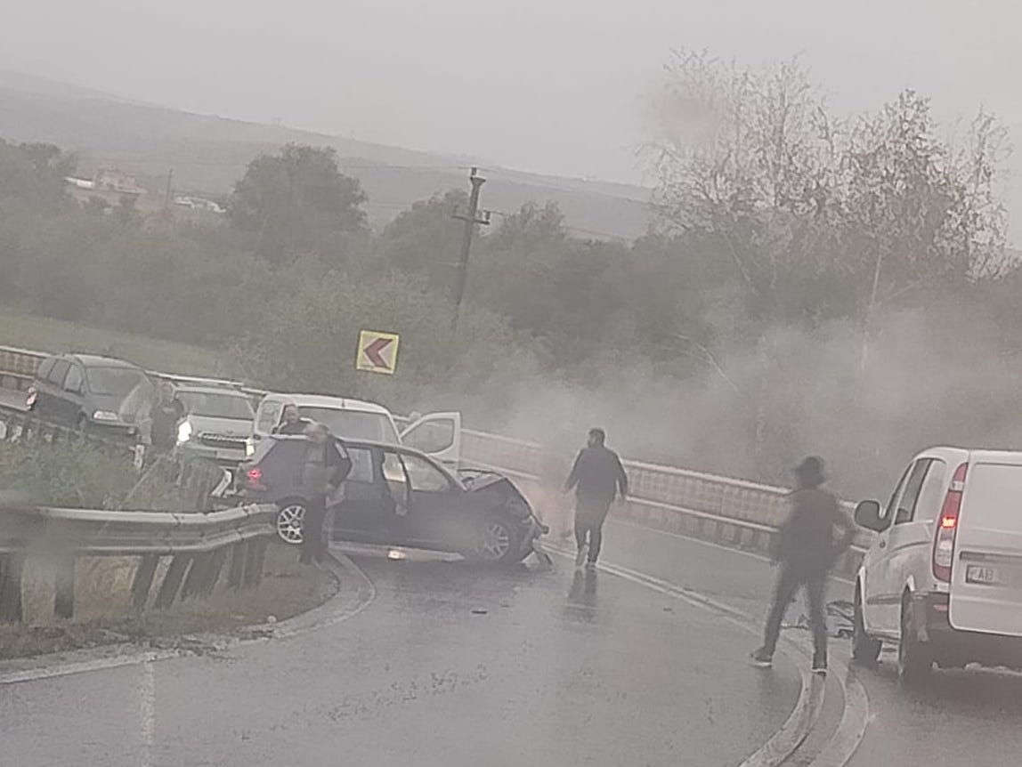 Actualizare: Accidentul de la Hula Bradului a fost produs de o șoferiță de 34 de ani care a pierdut controlul mașinii într-o curbă