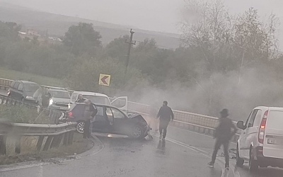 Actualizare: Accidentul de la Hula Bradului a fost produs de o șoferiță de 34 de ani care a pierdut controlul mașinii într-o curbă