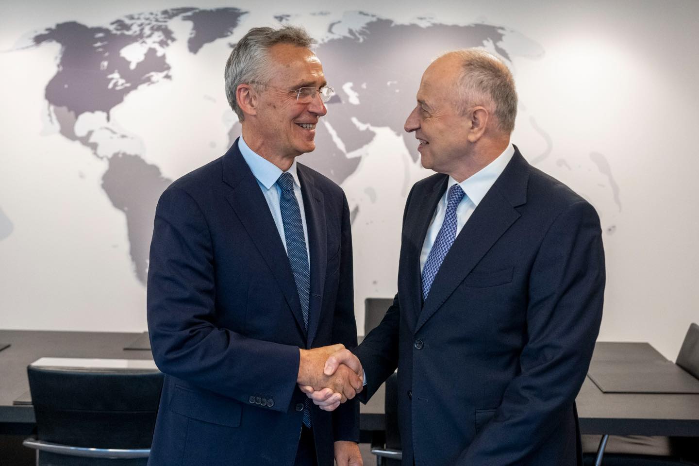 Mircea Geoană a demisionat din funcţia de secretar general adjunct al NATO