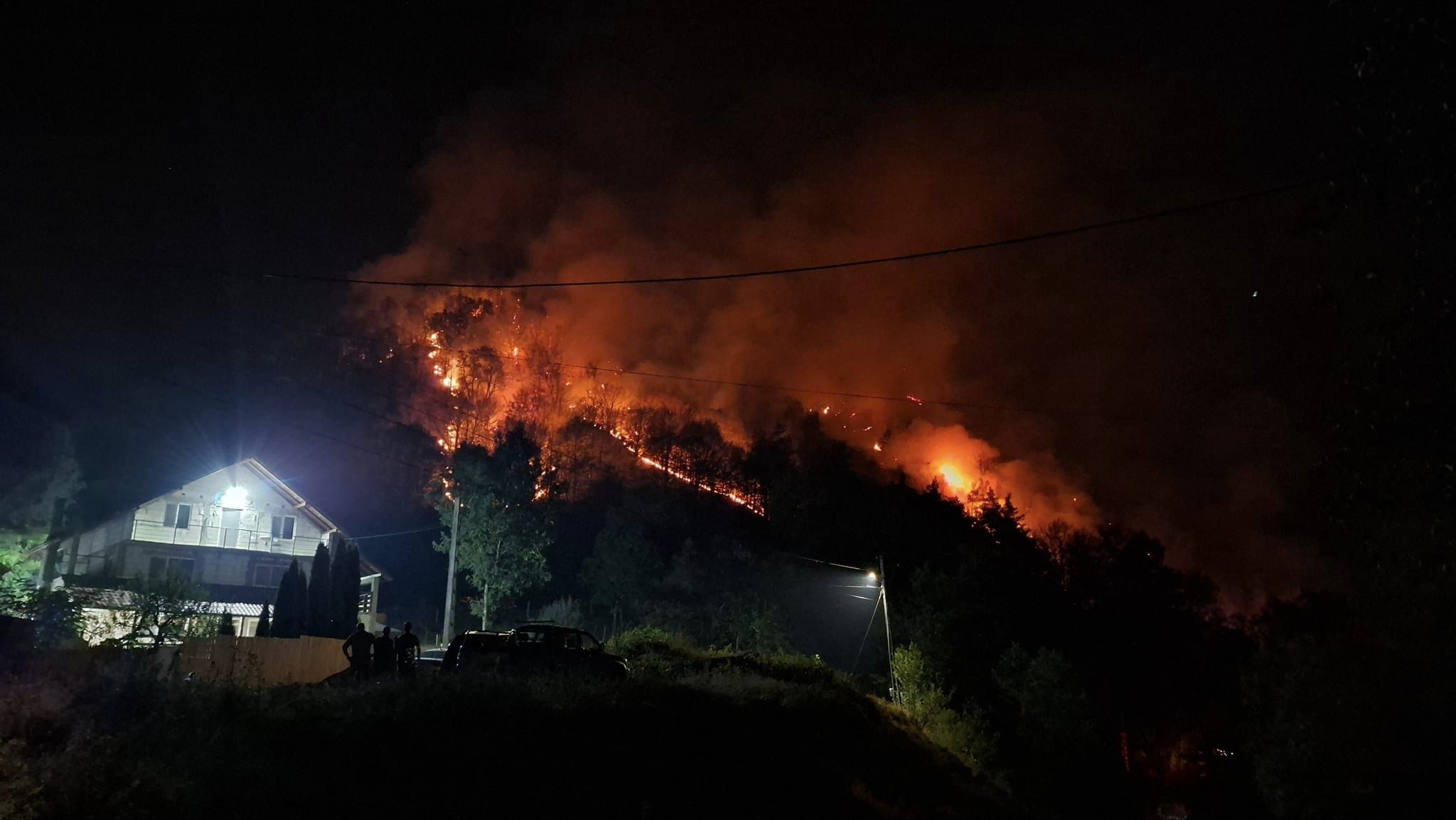 Incendiu pe 40 de ha în zona muntoasă a localității Racovița, de pe Valea Oltului. Intervin peste 100 de pompieri, pădurari și voluntari