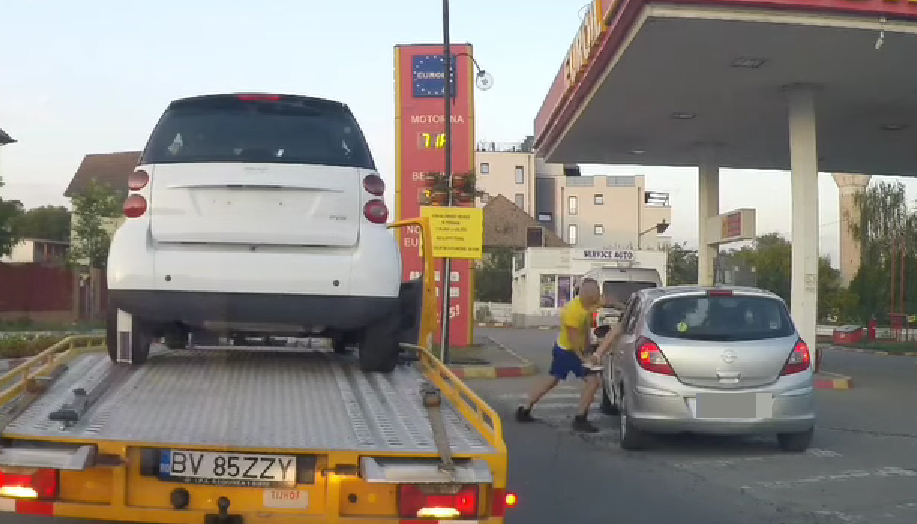 Ancheta în cazul polițistului care a bătut un tânăr în trafic a fost preluată de Parchetul de pe lângă Judecătoria Sibiu. „IPJ Sibiu se delimitează ferm de orice activitate care nu este în concordanță cu legea”