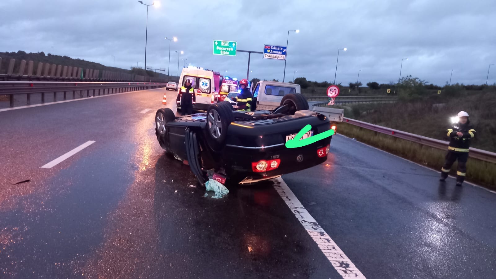 FOTO A adormit la volan și s-a răsturnat pe autostradă, la Săliște. Doi bătrâni de 80 și 82 de ani au ajuns la spital