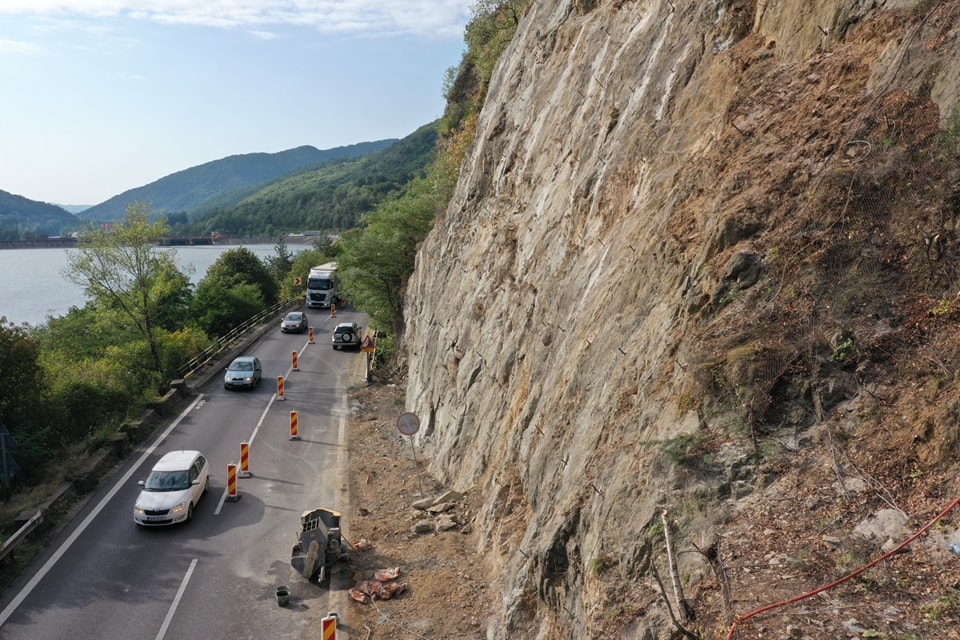 Noi restricții de trafic pe Valea Oltului până în 25 octombrie: se va lucra în reprize de cel mult 15 minute și se va închide câte un sens de mers