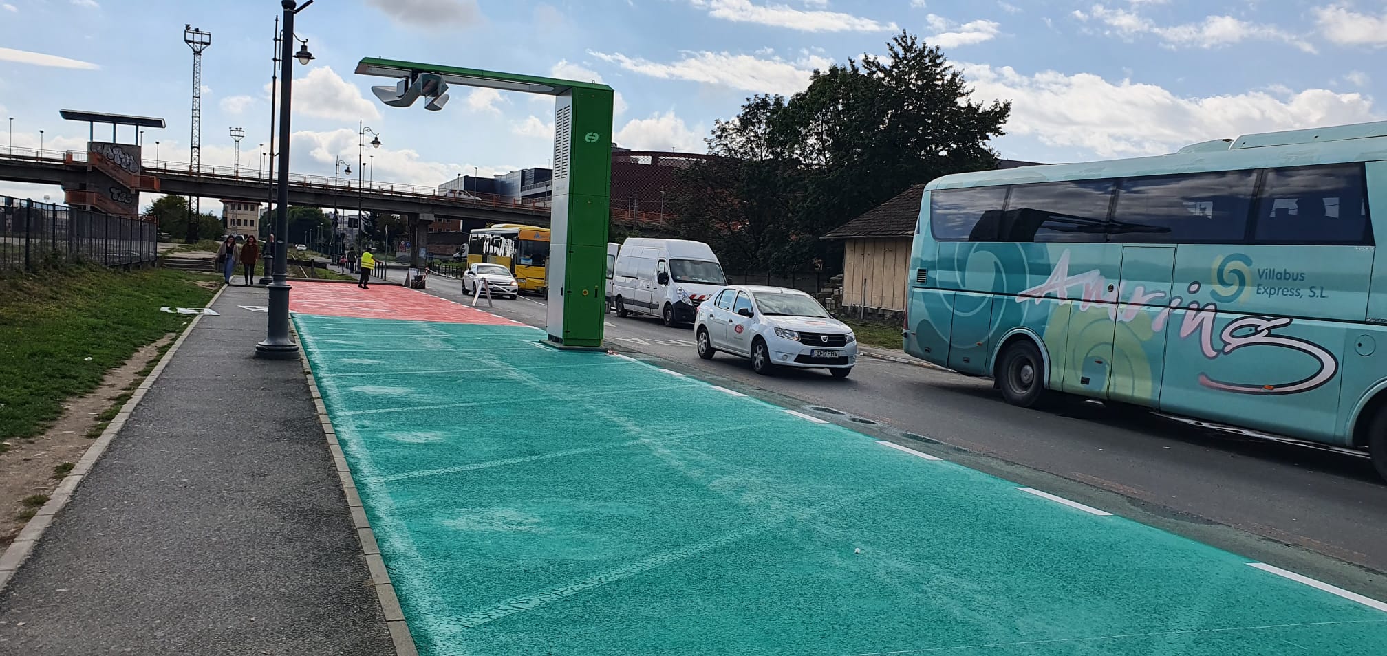 Contractul celor 30 de autobuze electrice destinate zonei metropolitane Sibiu a fost contestat. Care este anul anterior lui 2024? 2022, zice Primăria