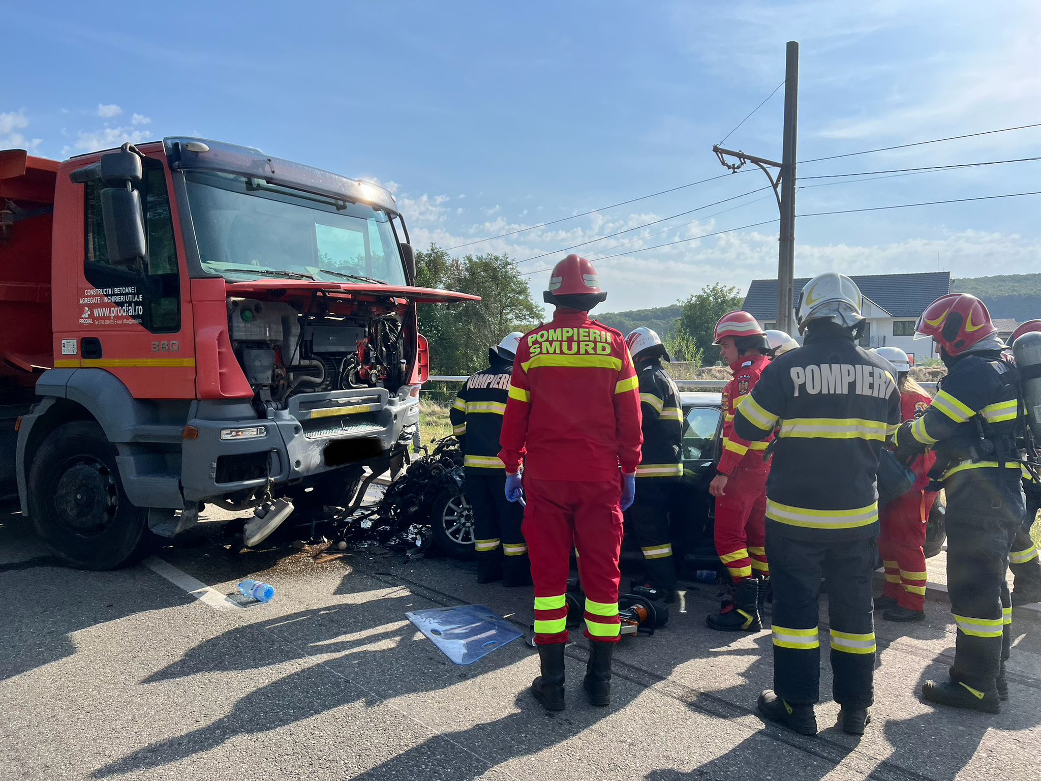 Actualizare accident la intrare în Rășinari. Șoferul autobasculantei ar fi intrat pe contrasens și s-a izbit de mașina care circula regulamentar