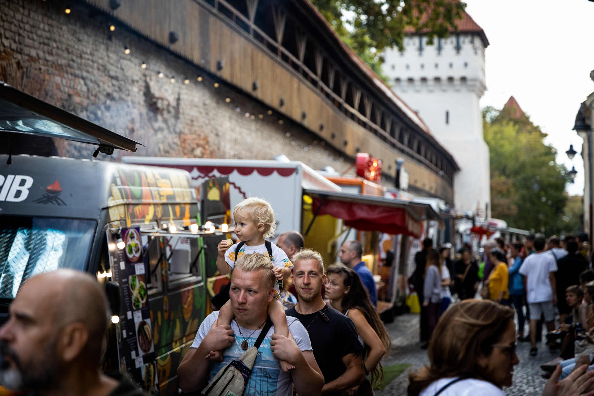 Răsfăț culinar la cel mai popular street food festival din Sibiu.  Zeci de food truck-uri vă dau întâlnire la Foodie, pe cea mai frumoasă stradă din oraș