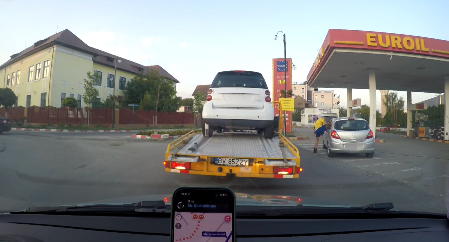 Polițistul sibian care a bătut cu pumnii și picioarele un tânăr în trafic este cercetat în stare de libertate