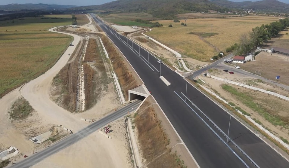 Grindeanu publică imagini din dronă cu secțiunea 5 a Autostrăzii Sibiu-Pitești: progres fizic de 79%. Șef CNAIR: Webuild are ocazia acum să demonstreze că este un constructor de top