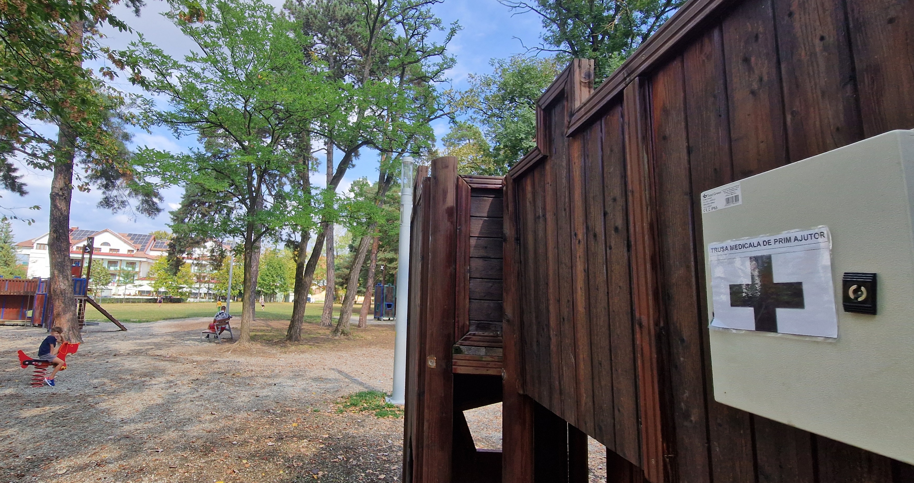 Primăria Sibiu a montat truse medicale la locurile de joacă aglomerate. Sibienii au furat o parte dintre ele