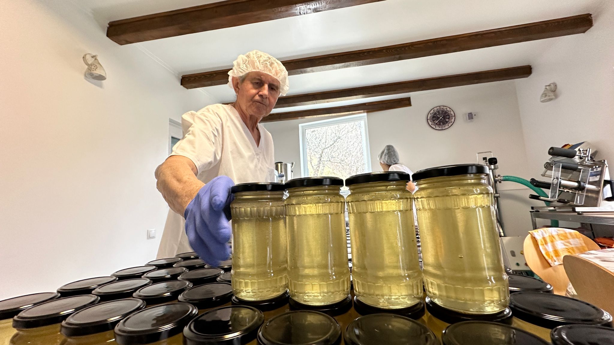 Mierea de salcâm produsă în Mărginimea Sibiului, medaliată cu aur, este vedetă la Festivalul European BIO de la Ibăneşti