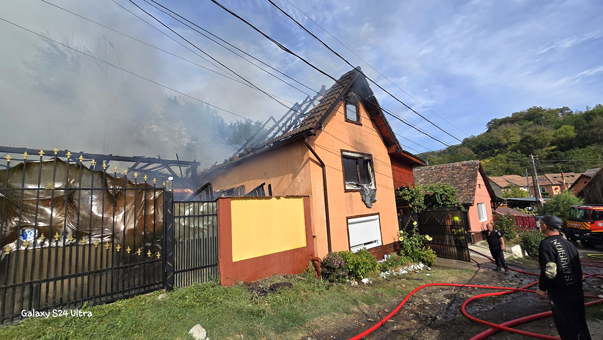 O casă din Moșna a ars într-un incendiu pornit de la o afumătoare
