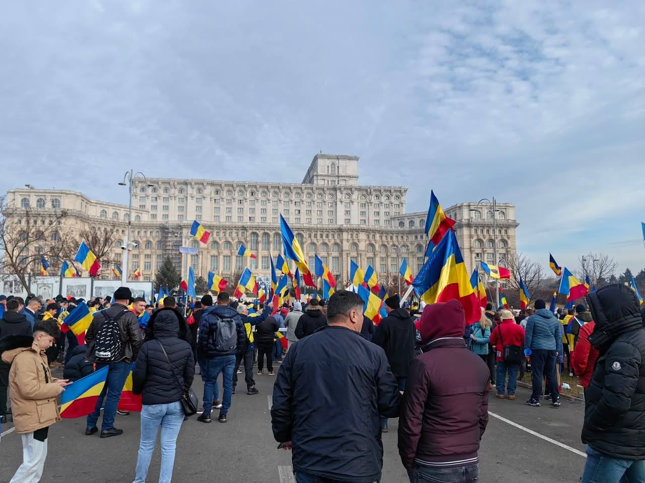 Aproximativ 40 de sibieni participă la protestul pentru susținerea lui Călin Georgescu, botezat „Marea unire juridică”