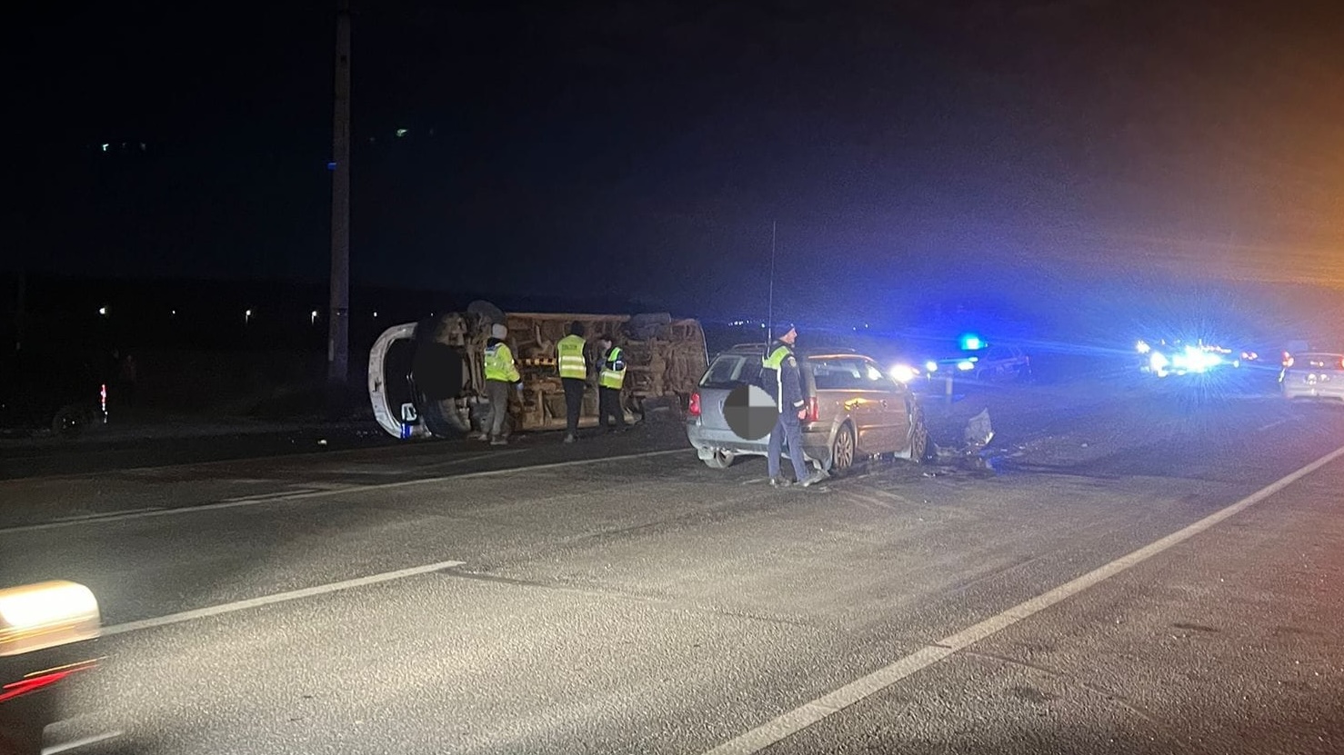 Accident la Veștem: un microbuz iese pe DN1, e lovit de un autoturism și se răstoarnă. O fată de 23 de ani a ajuns la spital
