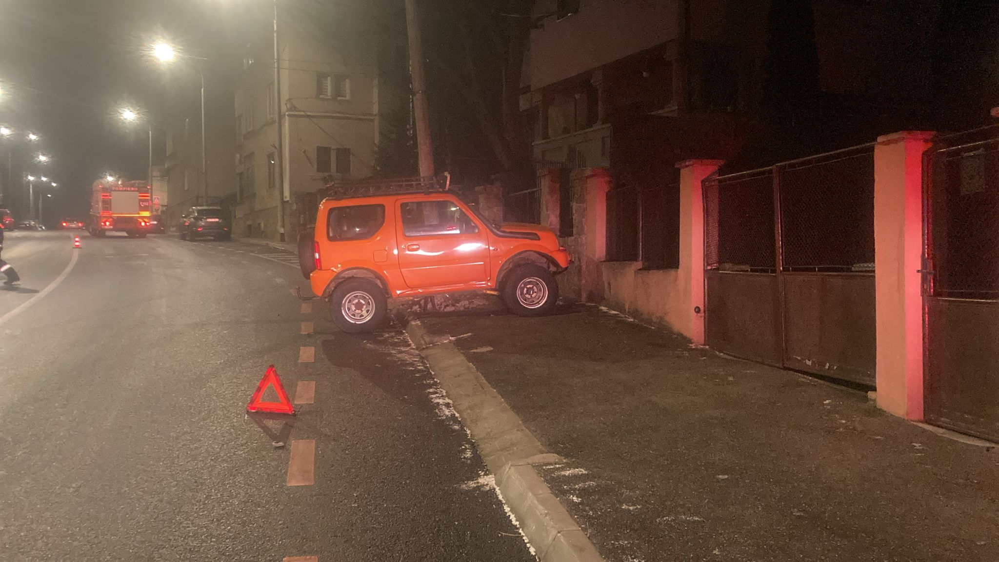 O femeie a intrat într-un stâlp cu mașina: strada Transilvaniei, blocată din cauza riscului căderii stâlpului
