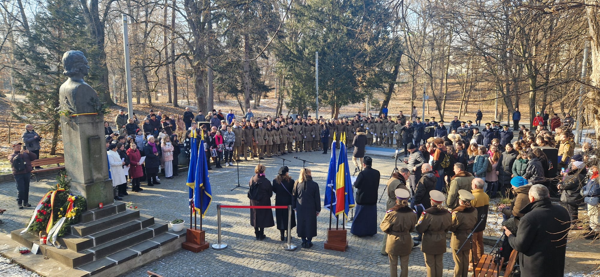 ”Speranța” din fața statuii lui Mihai Eminescu