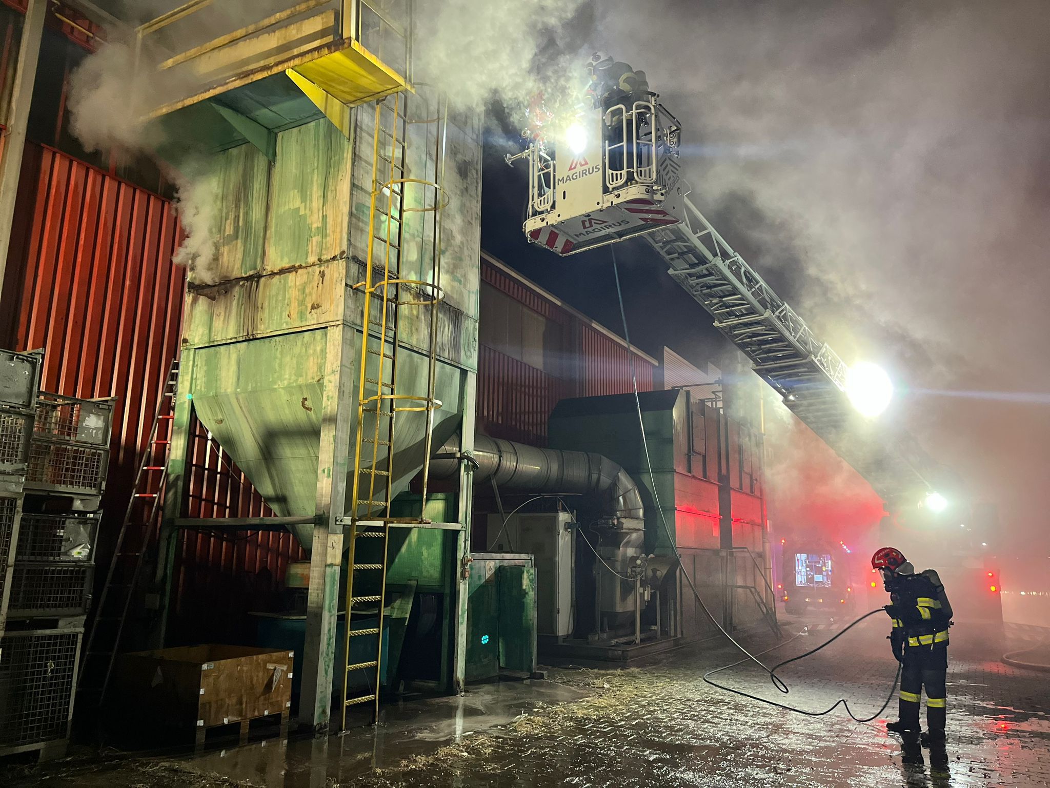 Actualizare. Incendiu la o hală din Parcului Industrial Șelimbăr: 84 de persoane s-au autoevacuat