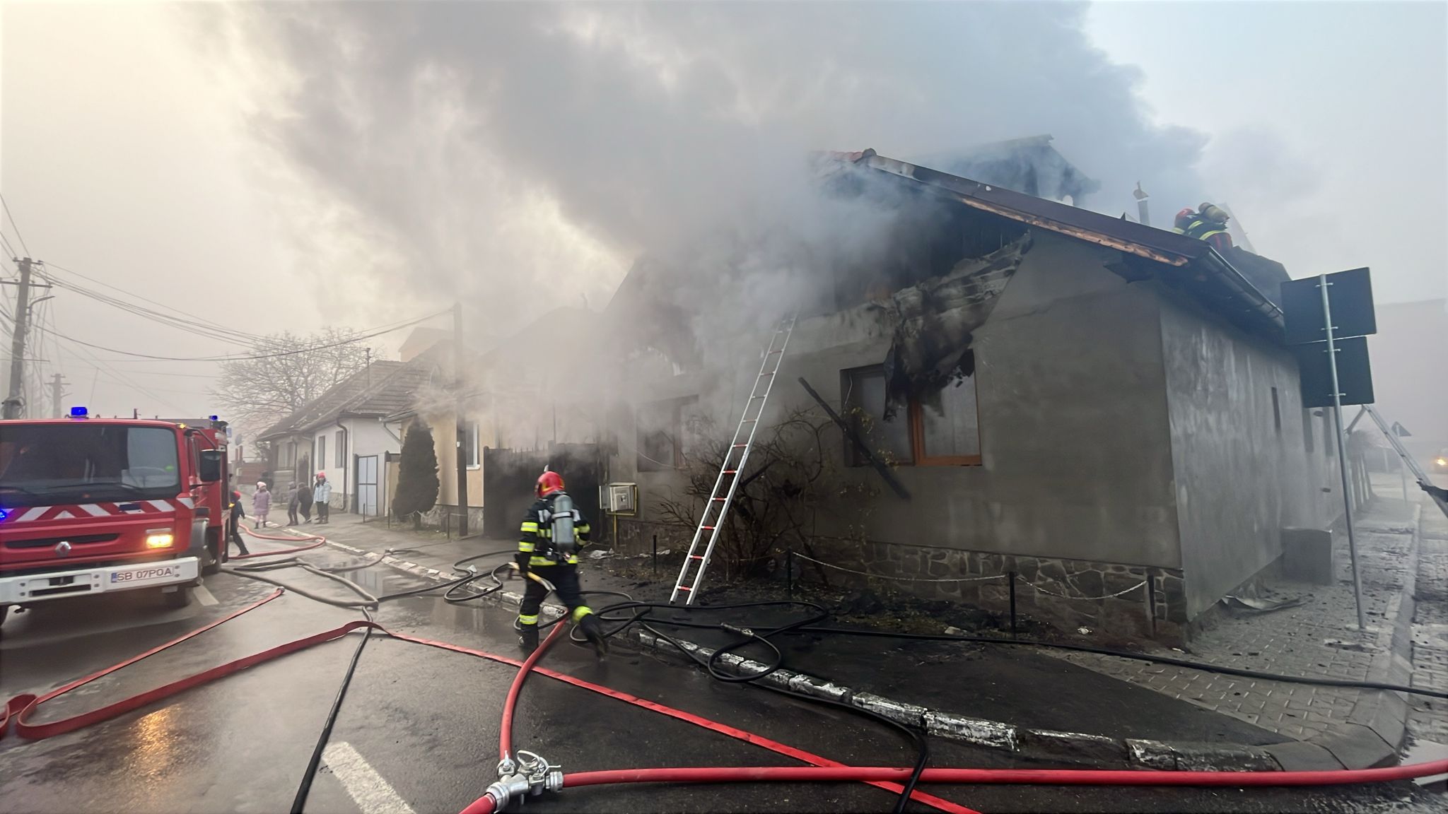 FOTO Incendiu la o casă din Avrig. Nu sunt victime