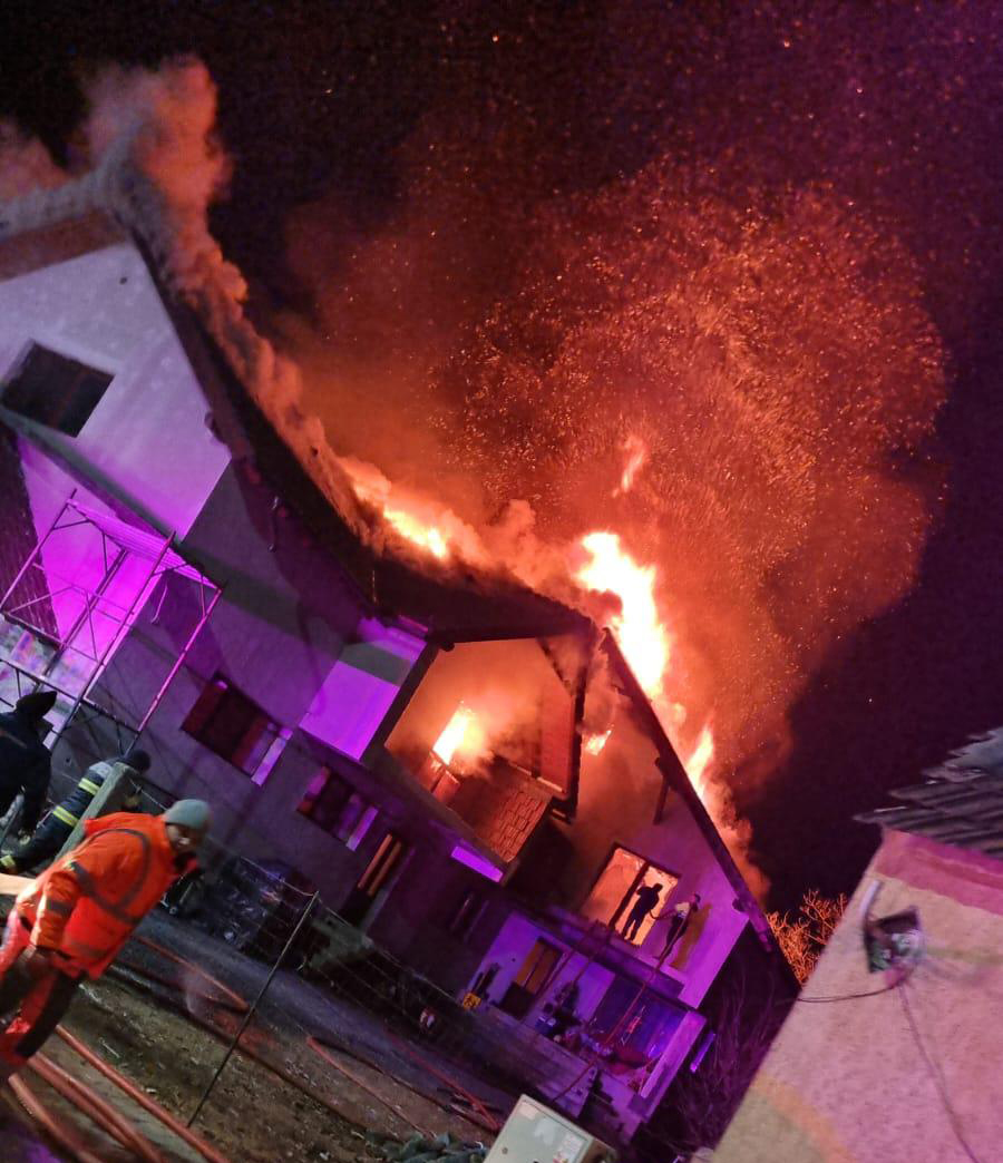 12 incendii, în weekend. Pompieri: Verificaţi sobele, canalele şi coşurile de evacuare a fumului