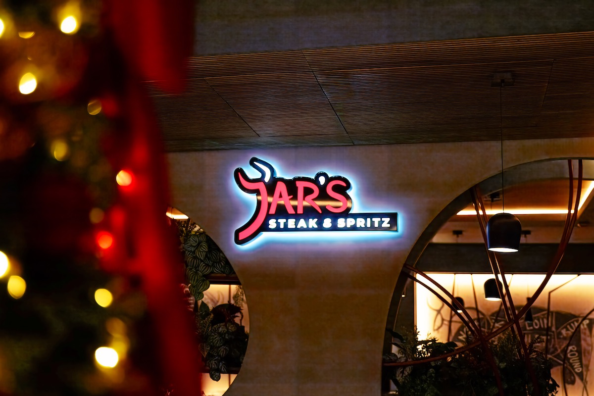 Seară americană în inima Sibiului, la restaurantul JAR'S Steak&Spritz: concurs de mâncat burgeri și preparate americane de neratat