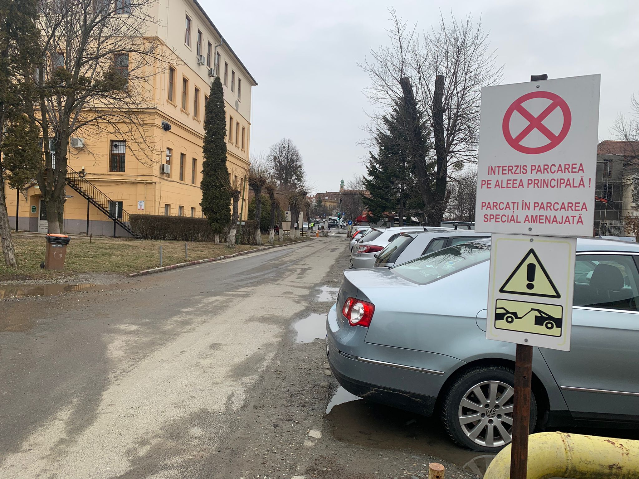 Problema parcărilor pentru sibienii care ajung la Urgență. Situația locurilor în care poți lăsa mașina la spitalele din județ
