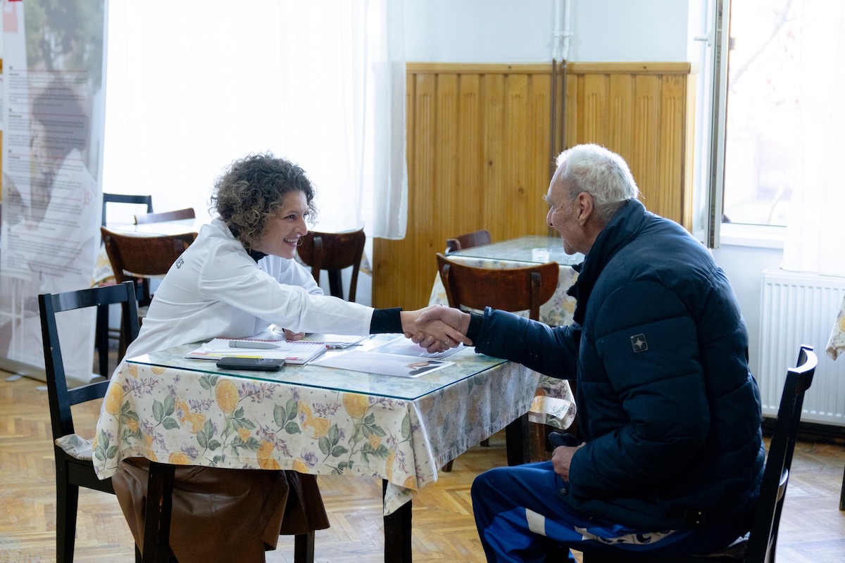 „Ce mai faci?” Actrițele TNRS Cristina Ragos și Veronica Arizancu au oferit „Consultații poetice” bunicilor de la Căminul pentru Persoane Vârstnice Sibiu