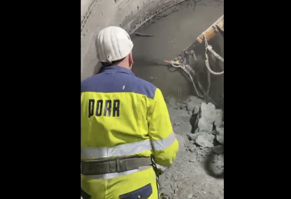 VIDEO Mai sunt 100 de metri de săpat până la străpungerea primului tunel de pe autostrada Sibiu – Pitești. ”Anul acesta unim mai multe regiuni ale României”