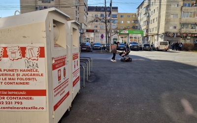 Reciclarea hainelor: Sibienii vor avea recipiente noi prin oraș. Primăria: Textilele vor fi valorificate energetic la fabricile de ciment, ca și combustibil