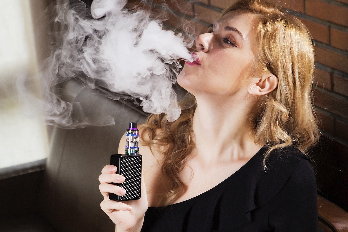Medic pneumolog: Țigările electronice pot provoca pneumonie chimică și pe termen lung risc major de infarct și AVC
