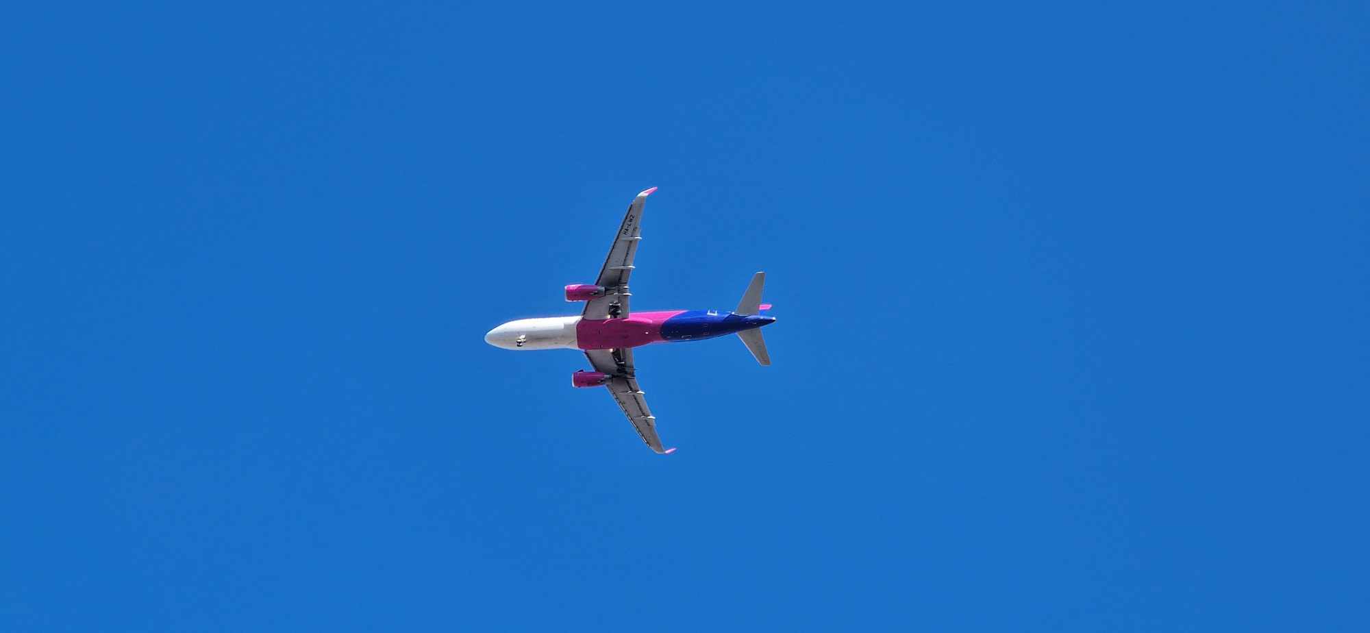 Wizz Air reia zborurile școală deasupra Sibiului: Operațiuni “touch and go” pe aeroport până la amiază