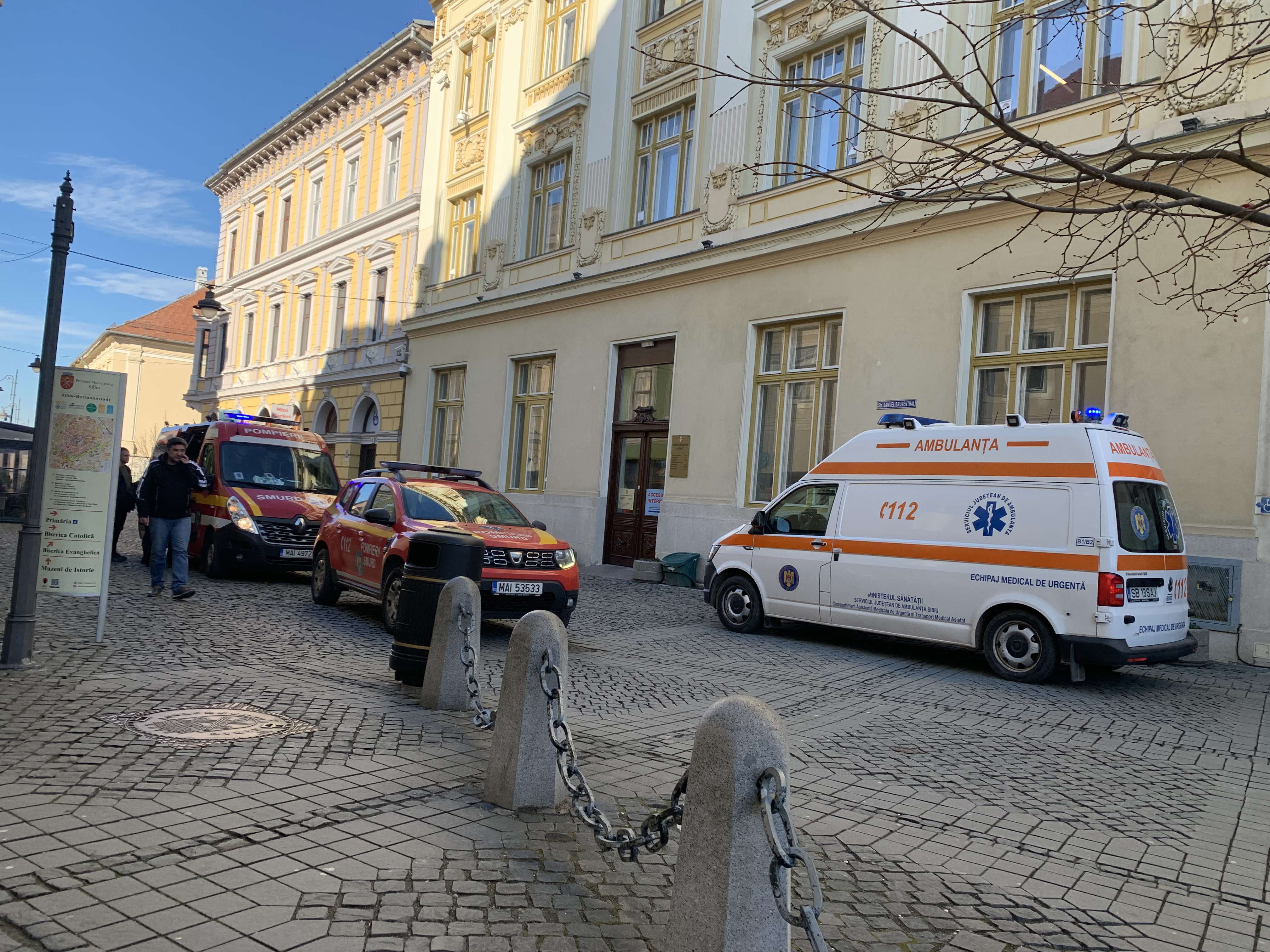 Angajat al Primăriei Sibiu preluat de ambulanță: A leșinat la serviciu