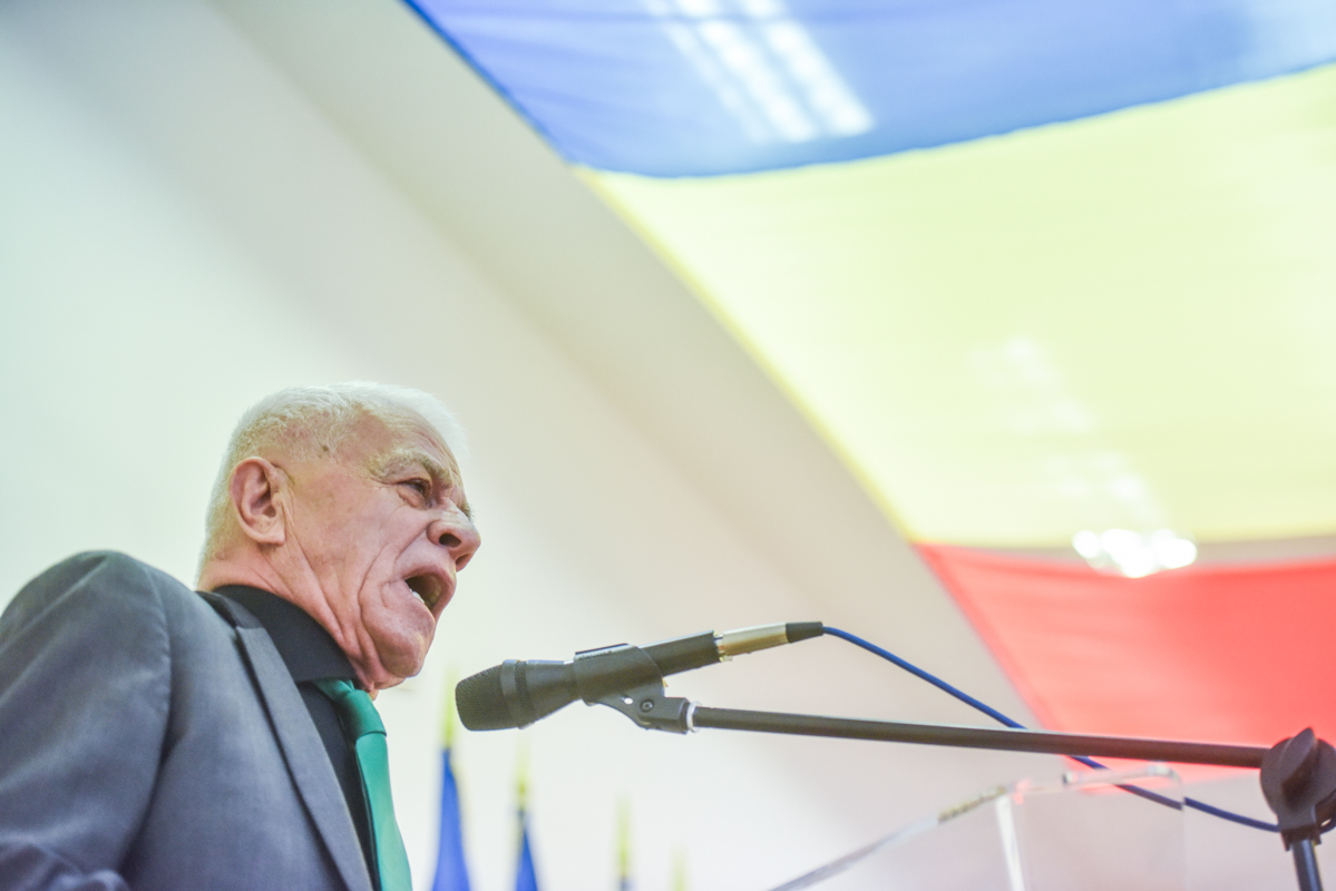 În jurul unei cărți: militarii, securiștii, milițienii și revoluționarii din Sibiu s-au întâlnit pentru prima dată în aceeași sală. „Cine a tras în noi?”.