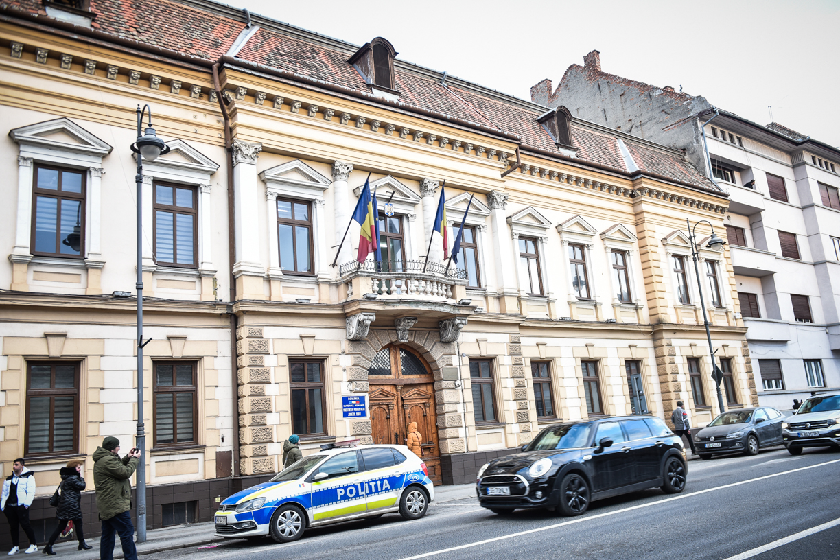 În vreme ce Prefectura este păzită de Jandarmerie, muzeele din Sibiu plătesc sume mari unor firme private de pază. Ce spun subprefecții