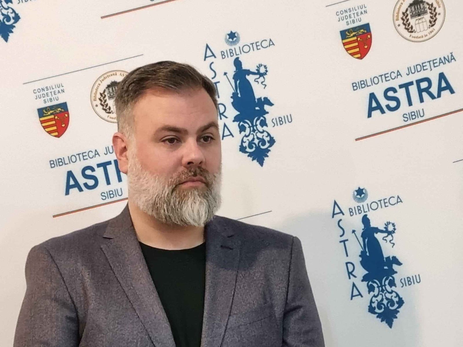 „Am ajuns să mă bucur că s-a furat coiful”. Răzvan Pop, directorul Bibliotecii Județene ASTRA, ironic despre prima „discuție serioasă” în ultimii 20 de ani despre cultură și patrimoniul românesc