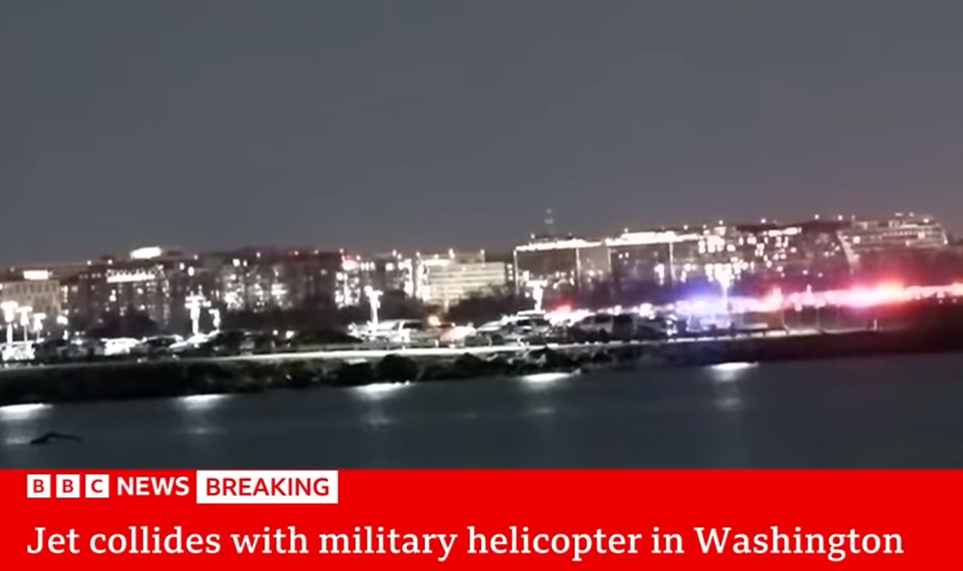 Accident aviatic la Washington: Un avion de pasageri s-a ciocnit cu un elicopter deasupra capitalei