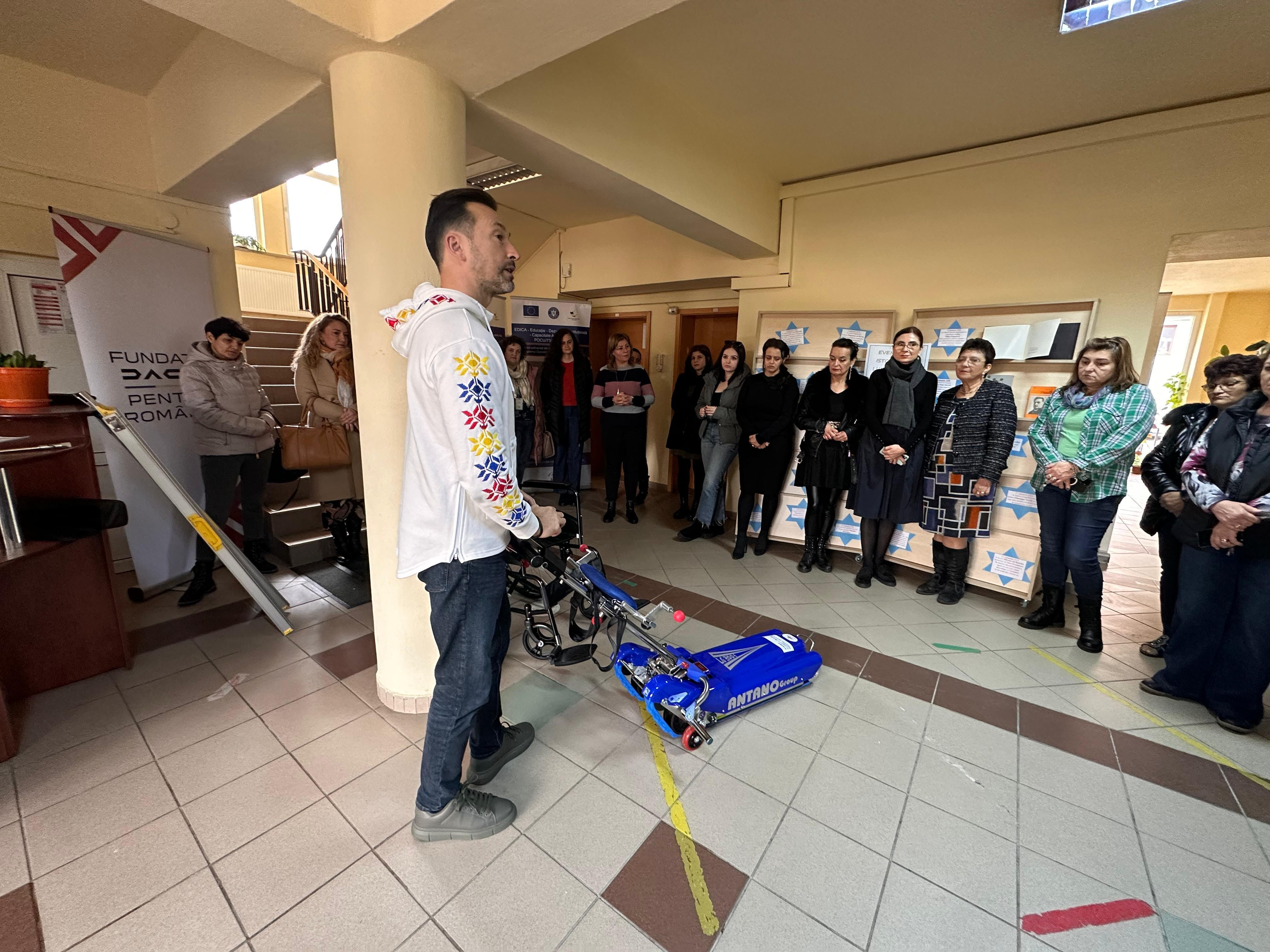 Trei elevatoare și rampe achiziționate de Asociația Caiac SMile au fost donate centrelor CJRAE din Sibiu, Argeș și Satu Mare. „Sunt echipamente esențiale pentru accesibilitatea copiilor cu nevoi speciale”