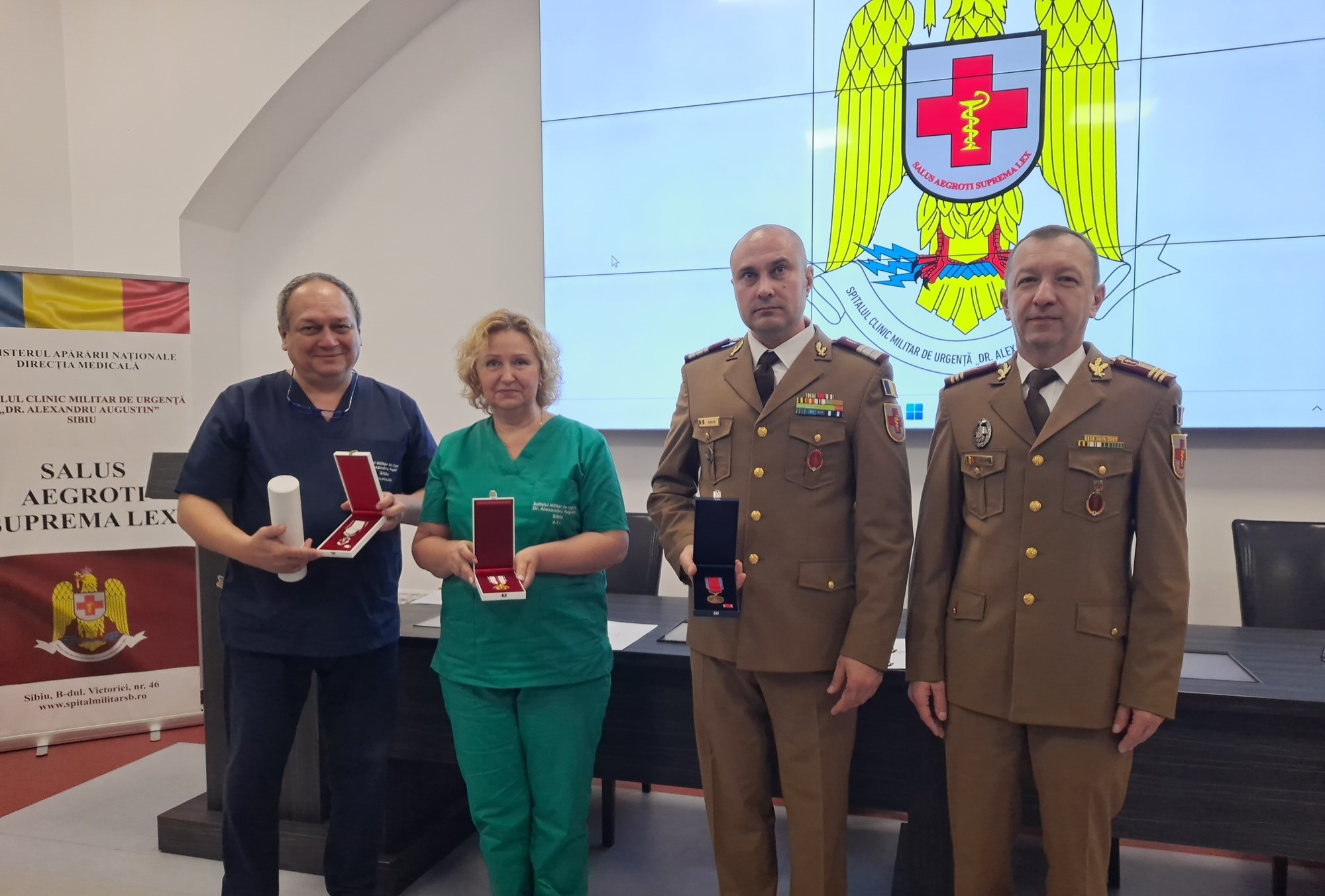 Comandantul Spitalului Militar Sibiu și alți trei angajați, decorați de Iohannis