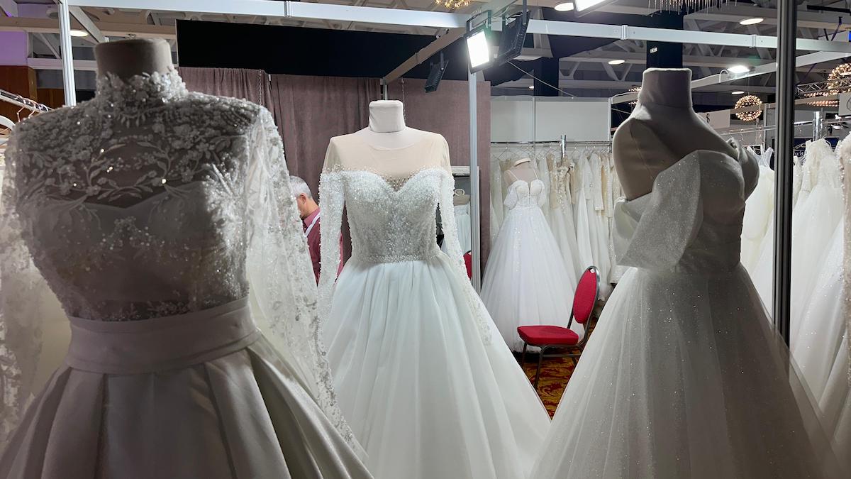 Baloanele cu fum, noua cerință a tinerilor căsătoriți, rochii simple pentru mirese și decoruri în nuanțe calde. A început Wedding Expo Sibiu 2025