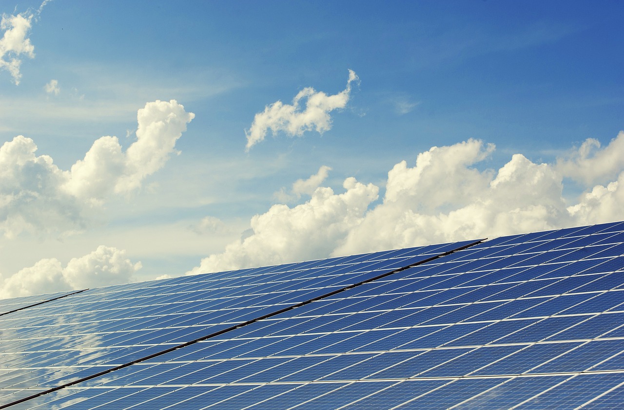 Parcuri fotovoltaice, noul trend în energie care a cuprins și autoritățile din județul Sibiu. Primăria vrea să pună panouri pe o fostă groapă de gunoi, iar CJ vrea să producă MW la Ațel