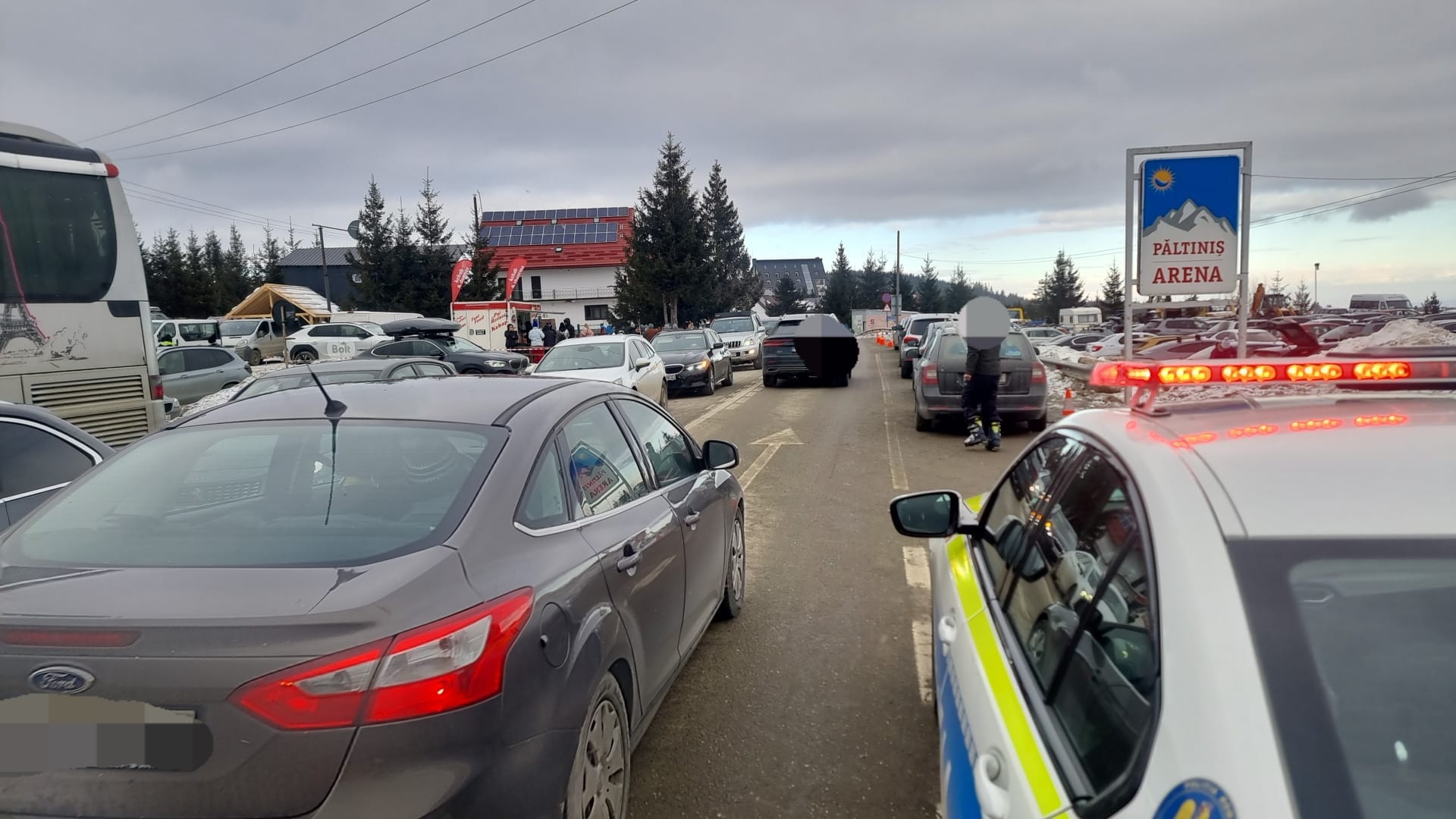 Aglomerație spre Păltiniș și ambuteiaje în zona Arena Platoș. IPJ Sibiu: „Parcările neregulamentare nu afectează doar traficul autovehiculelor, ci și pe cel al autospecialelor”