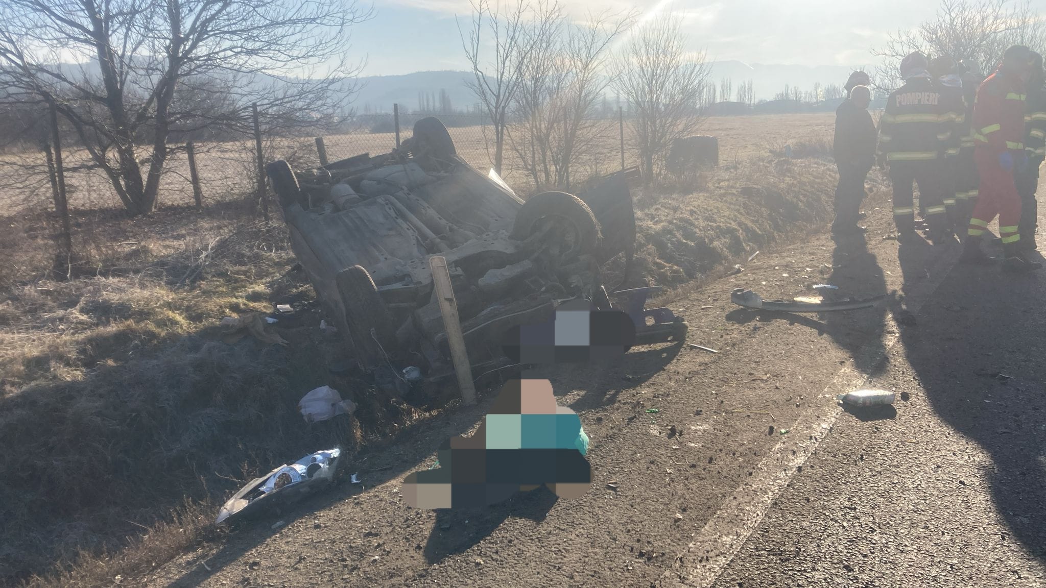 S-a răsturnat cu mașina într-o curbă, la ieșirea din Sibiu spre Șura Mare. Trei pasageri de aproape 70 de ani au fost duși la spital